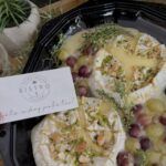 Camembert copt cu struguri, caju, fistic si miere